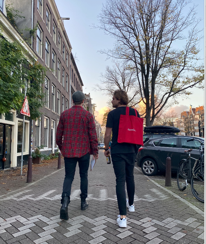 Lente in Amsterdam: straatflirts en stoepborrels
